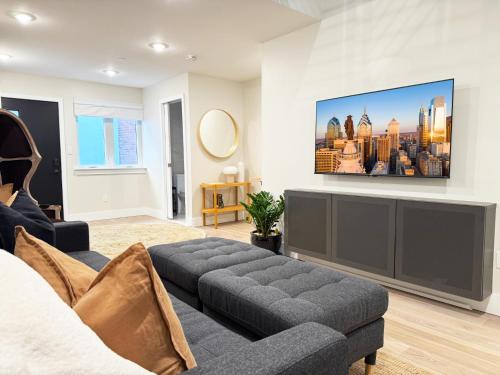 Gayborhood Casa | The Executive - Center-City - 3BR-4Bath-Private-Garage