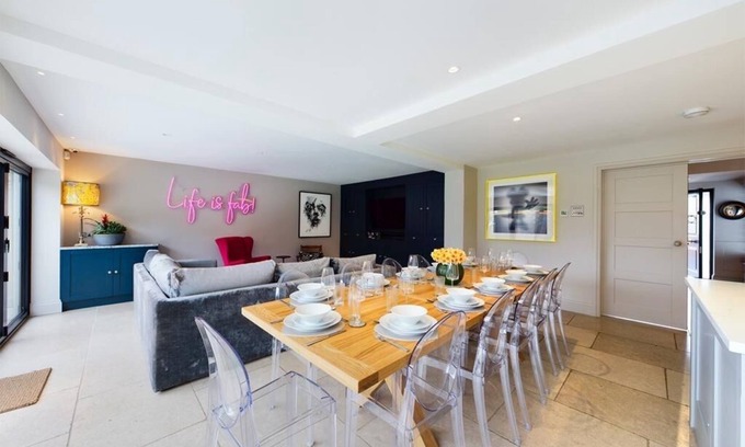 Saltford Casa | The FAB House 5*stay with late check out at 1pm