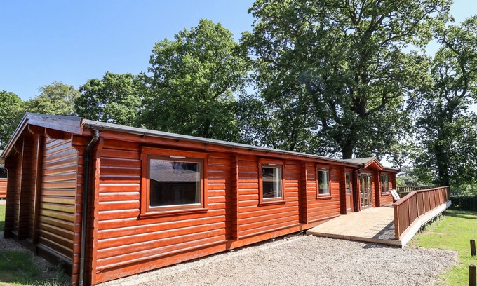 Kenwick Cabaña | THE FAIRWAYS, family friendly, with hot tub in Louth