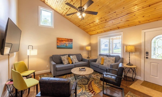 Fayetteville Casa | The Family Cabin: 4BR/2BA w Fire Pit