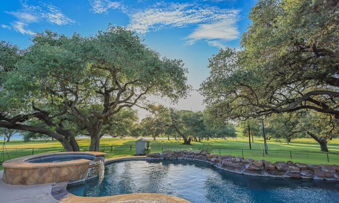 Schulenburg Casa | Klekar-Gin Country Retreat | 112 acres, piscina / jacuzzi, estanque surtido | Duerme 12