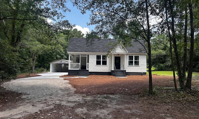 State Park Otro | The Farmhouse Retreat on 9 acres
