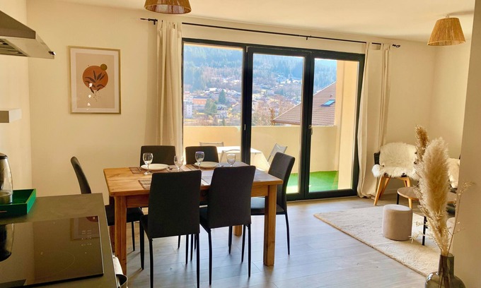 Gerardmer Apartamento | The Feutres residence with balcony and view of the hills/city