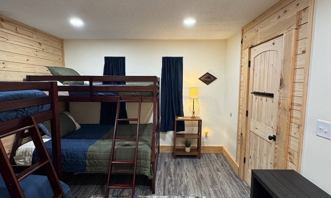 Kyle Casa | The Fireball is a charming 2-bedroom bungalow in Northfork with WiFi, AC