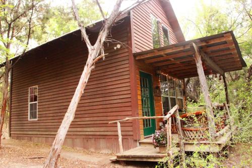 Marble Falls Casa | The Firehouse at Creekside Camp & Cabins