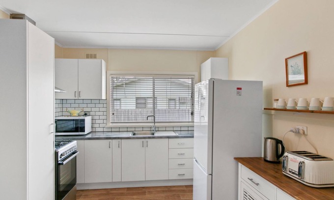 Lakes Entrance Cabaña | The Fishermans Cottage - Cosy centrally located cottage ideal for families and groups