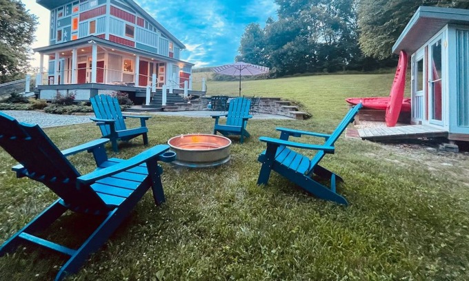 Delta Casa | The Flag House: Eclectic hideaway near the river