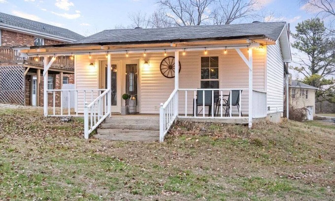 Clarksville Casa | The Flat on Gratton | Lit Covered Outdoor Patio (979 Gratton Road)