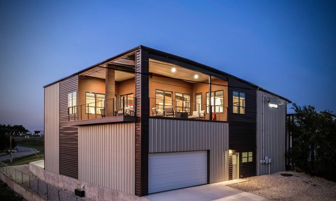 Lago Vista Casa | The Flight Deck Fly-In Austin Airpark Hangar Home