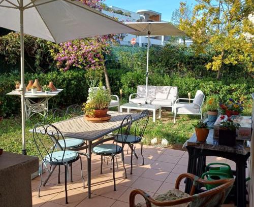 Malbosc Casa | The Flower- Townhouse with air conditioning and garden!