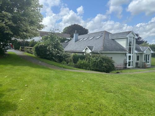 Kilkenny Casa | The Folly Guest House - Sleeps 28