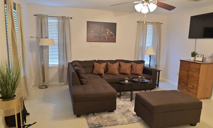 Shreveport Casa | The Ford Manor- Perfect for Extended Stays
