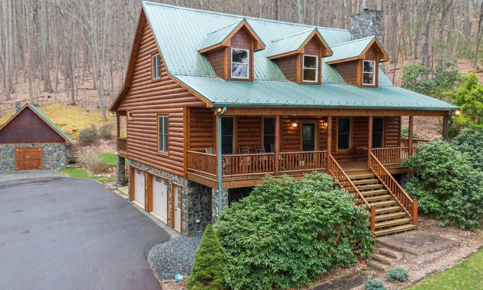 Lansing Casa | The Forge - Private home in gated community minutes from West Jefferson!