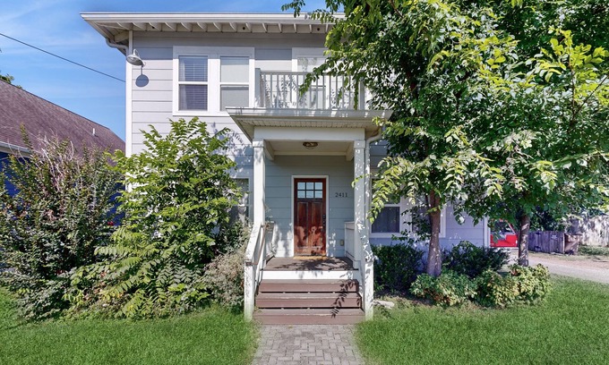 Woodbine Casa | The Foster House | Spacious Modern Haven with Private Yard & Firepit
