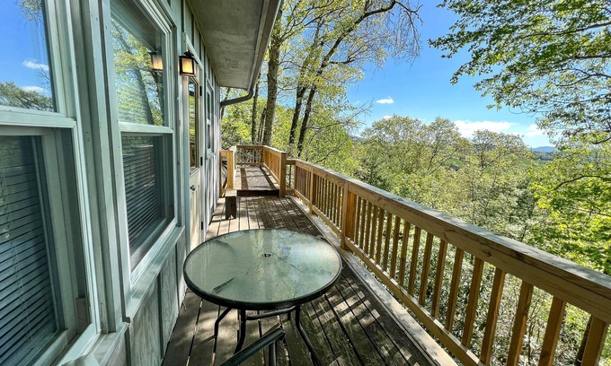 Fleetwood Chalet De Esquí | LOW JUNE RATES! The Fox Den- 2BR/2BA w/River Views, Fireplace, &Fire Pit