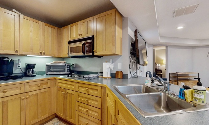 Hendersonville Cabina | The Fox Den | Lush Forest Retreat | Patio & Direct Trail Access