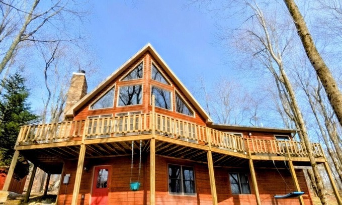 Alpine Lake Apartamento | The Fox Den - cabin with hot tub and a/c!