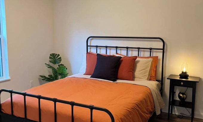Conway Casa | The Fox Den - Private Queen Room in Cozy Bungalow with Lake View
