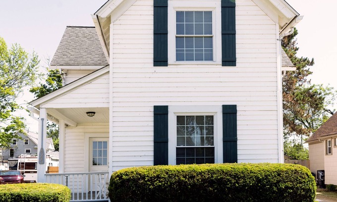 Lorain Casa | The Front House by the Lake