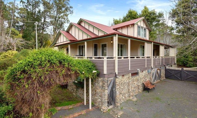Marysville Casa | THE GABLES - Beautiful country home in the heart of Marysville