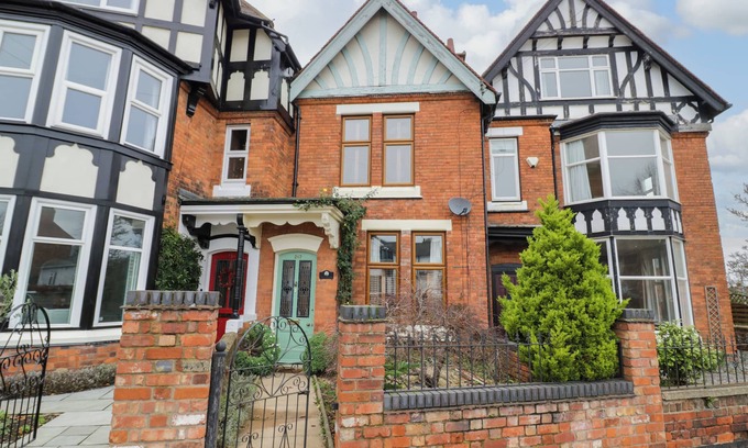 Rugby Cabaña | THE GABLES, pet friendly, character holiday cottage in Rugby
