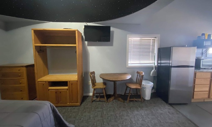 Luverne Cabina | The Galactic Getaway - Lakeside Tiny Home Rental - Queen Bed