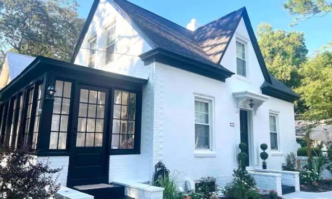 Southern Pines Cabaña | The Gallery - 2 bd Boutique Southern Pines Cottage