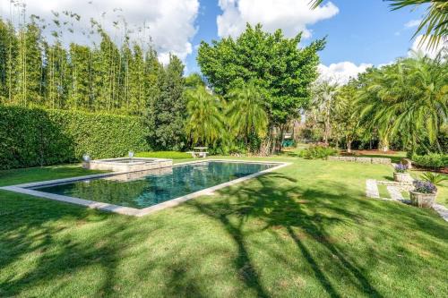 Homestead Casa | The Garden House Hot Tub Pool and Lush Garden Oasis