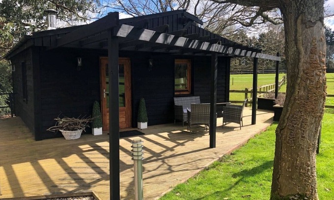 Upper Dicker Cabina | THE GARDEN LODGE AT BROADACRES