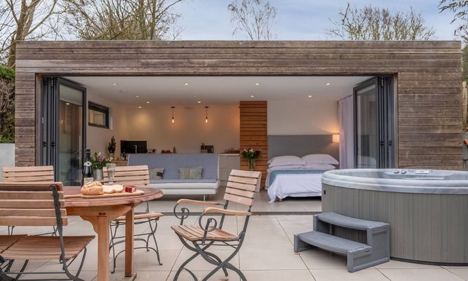 Plumpton Green Apartamento | The Garden Room is the perfect romantic retreat for couples seeking an escape