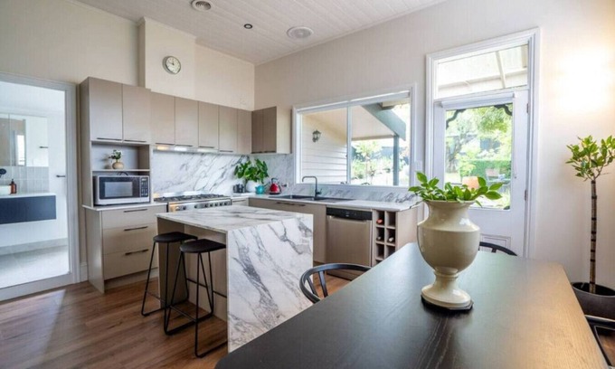 Soldiers Hill Cabaña | The Gardens: High-end Heritage Cottage in Ballarat