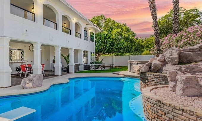 Mesa Casa | The Gatsby - Sleeps 22 in beds!