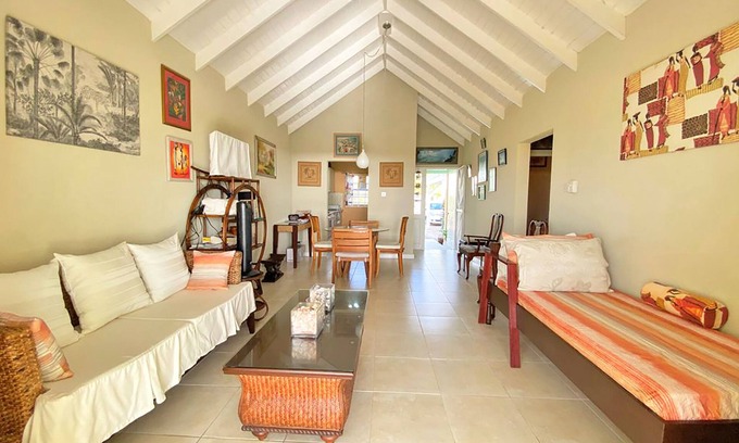 Apple Hall Casa | The Gem se encuentra a pocos minutos a pie de la hermosa playa de Bottom Bay