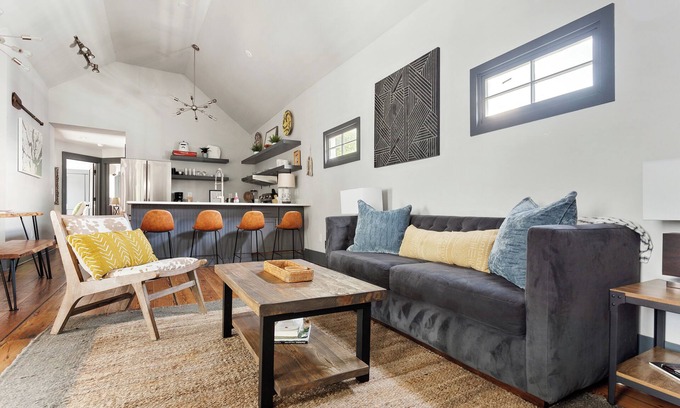 Radcliffeborough Apartamento | The Gemstone Suites | Only 2 Blocks to King!