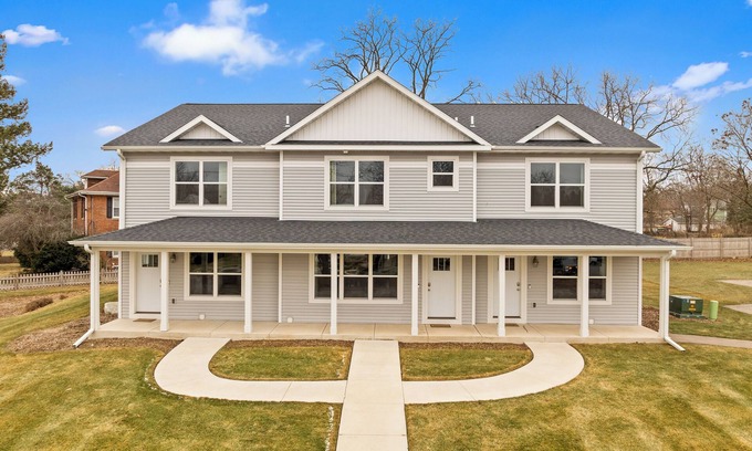 Lake Geneva Casa | The Geneva Collection- Sleeps 40- 2 Blocks to Downtown