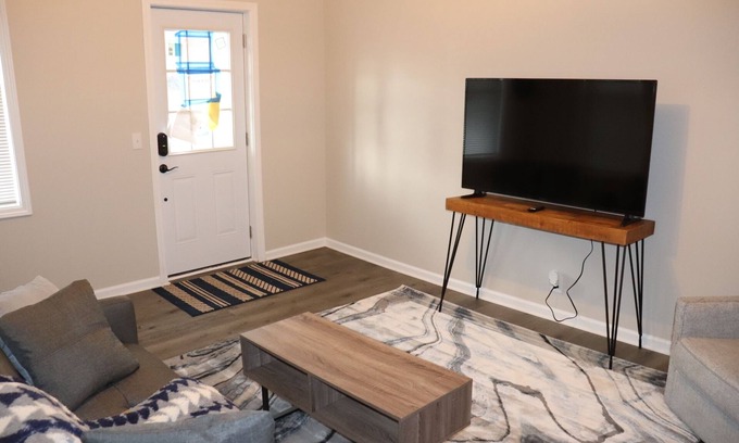 Geneva Apartamento | The Geneva Getaway- remodeled apartment walking distance from downtown Geneva