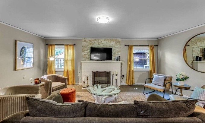 Winston - Salem Casa | THE GIANT! Downtown! Sleeps 16! 7 bd/4 Ba -10 beds