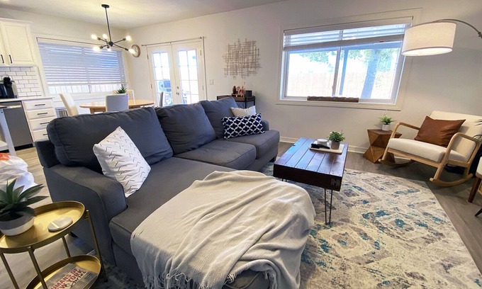 Gilbert Casa | THE GILBERT GETAWAY - Modernly Cozy - w/KING Suite