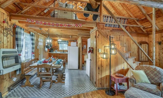 Albrightsville Cabina | The Gingerbread-Pocono cozy w/hot tub near lakes!