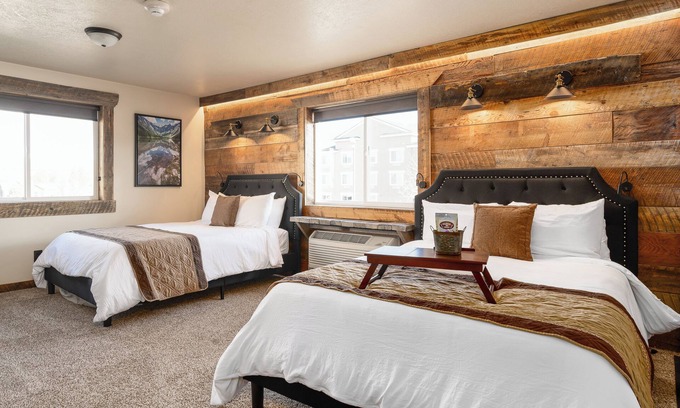 West Yellowstone Hotel | The Glacier Queen Suite
