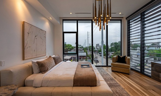 Hyde Park Casa | The Glass Haus II· Modern Luxury · River Oaks · Rooftop Terrace · Elevator ⭐️⭐️⭐️⭐️⭐️