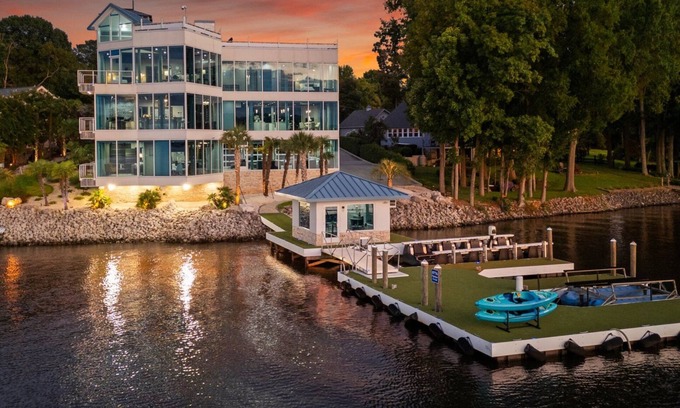 Terrell Casa | The Glass Mansion w/Optional Boat Rental