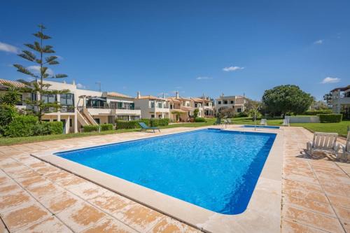 Silves Apartamento | The Golden Breeze – Beachside Pool & BBQ Escape