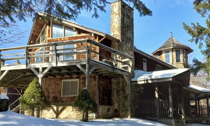 Timberline Casa | The Golden Eagle Vacation Rental, a 3 minute walk to Timberline Ski Slopes