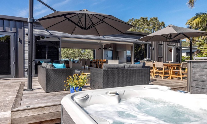 Blackpool Casa | The Golden Pohutukawa - Beach House - The Golden Pohutukawa - Beach House is a newly built, premium holiday home in an absolute beach front location. With two bedrooms one king and one queen and two bathrooms, this is a wonderful option for up to 4 g