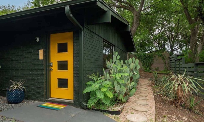 South River City Casa | The Goldie | Stylish SoCo Pet-Friendly Stay