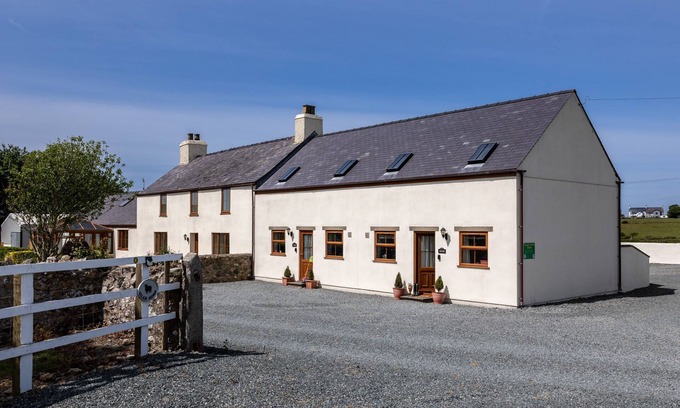 Llanfaelog Casa | The Granary at Glan Gors, una encantadora casa de campo en una ubicación serina