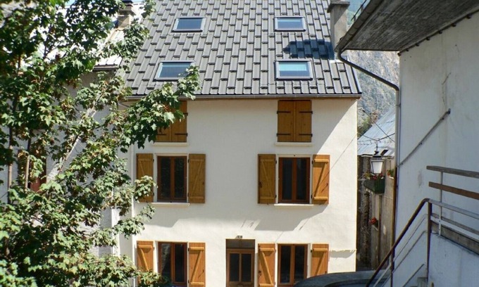 Le Bourg-d'Oisans Casa | The Granary House Traditional 19th century home in the heart of Bourg d’Oisans