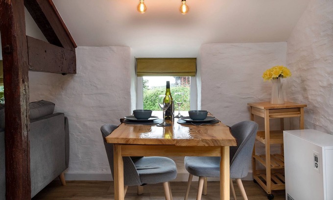 Bryn-crug Cabaña | The Granary - sleeps 2 guests in 1 bedroom