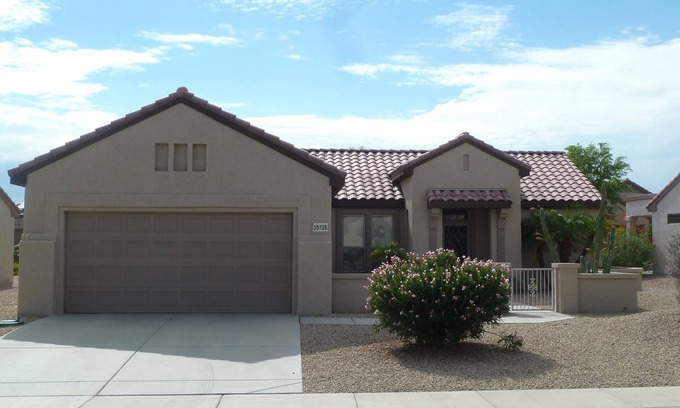 Desert Sage Casa | Sun City Grand, amueblado, distribución DORMITORIO DIVIDIDO. 2HAB, 2BA. ¡Coche de golf incluido!